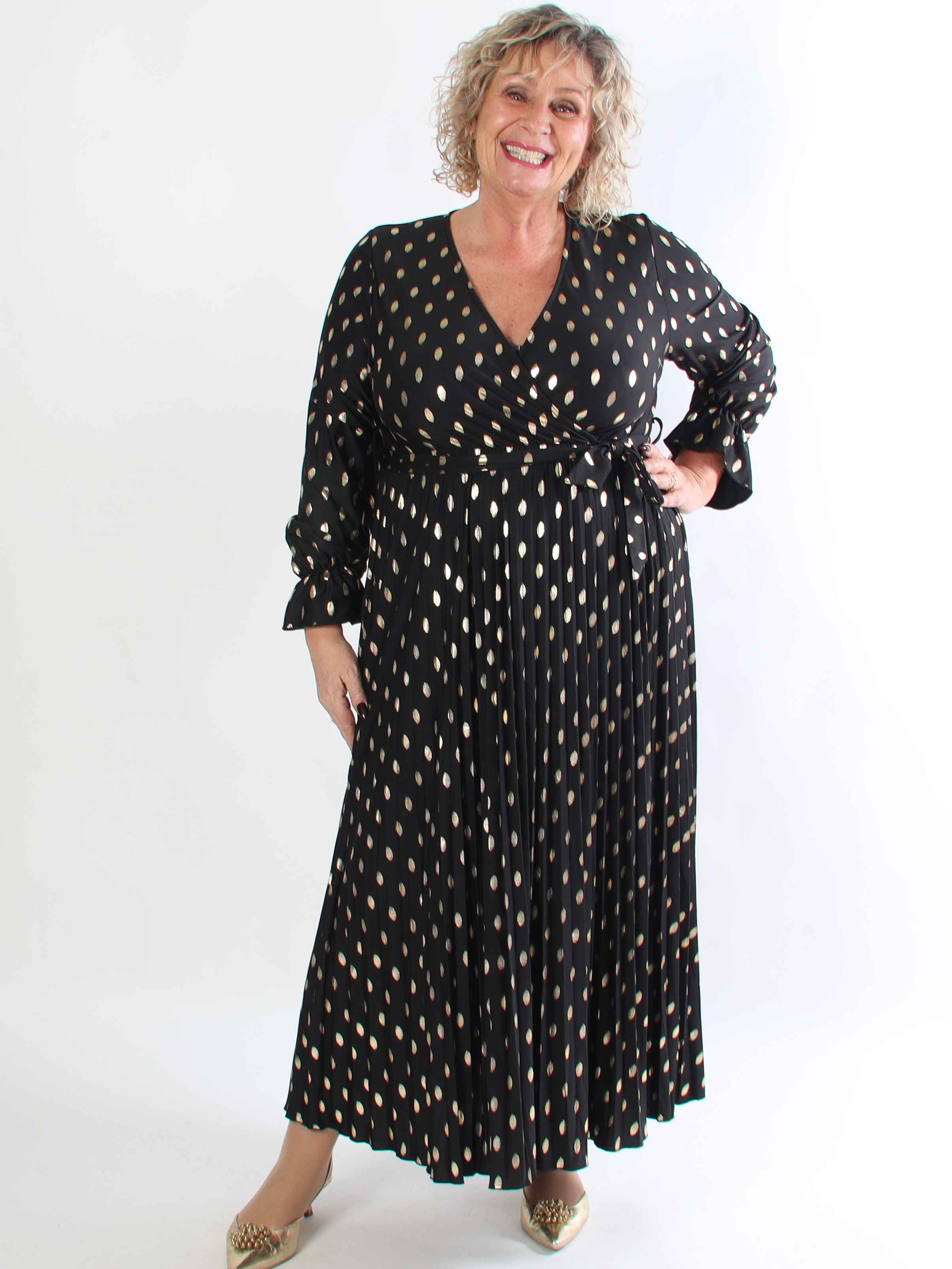 Silvija Dot - Lang plus size kjole med guld dutter og plisseret skørt